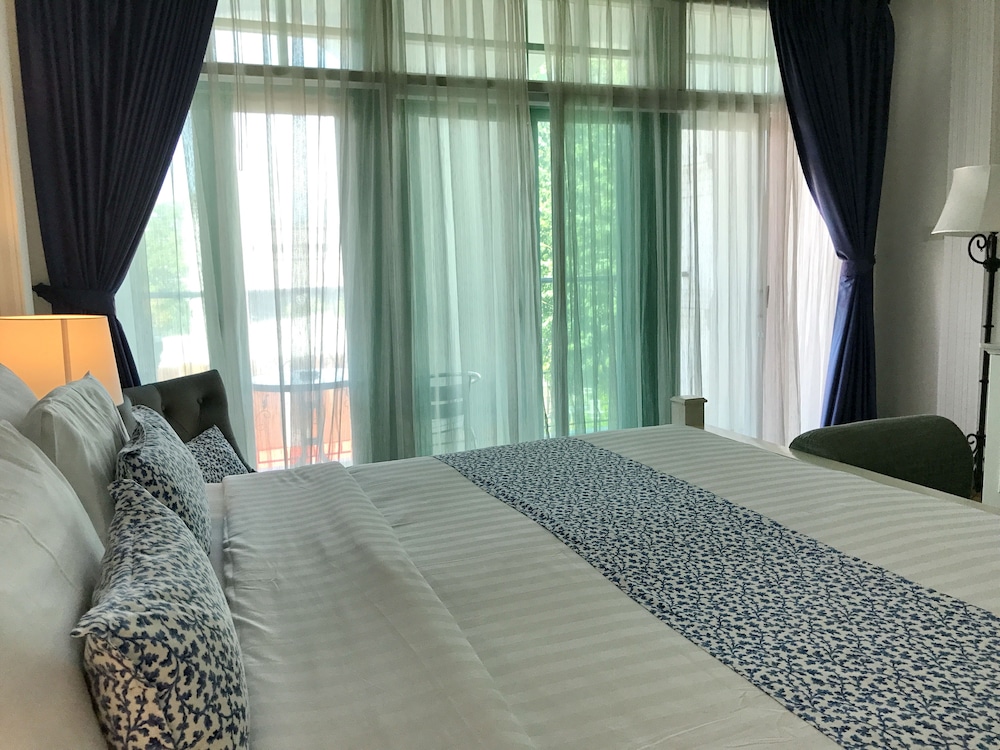 Premium Deluxe 1 King, City View with Balcony - Photo 9