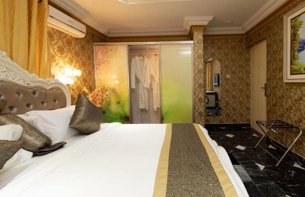 Honeymoon Suite, 1 King Bed, Private Bathroom, Park View