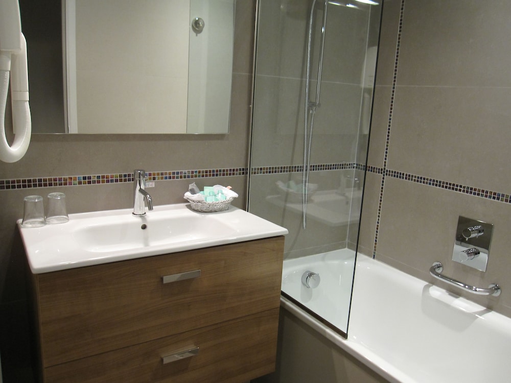 Superior Quadruple Room thumbnail 6