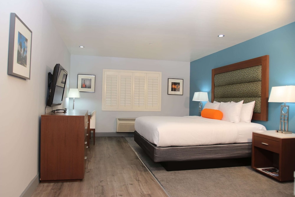 Deluxe Room, 1 King Bed, Non Smoking - Photo 1