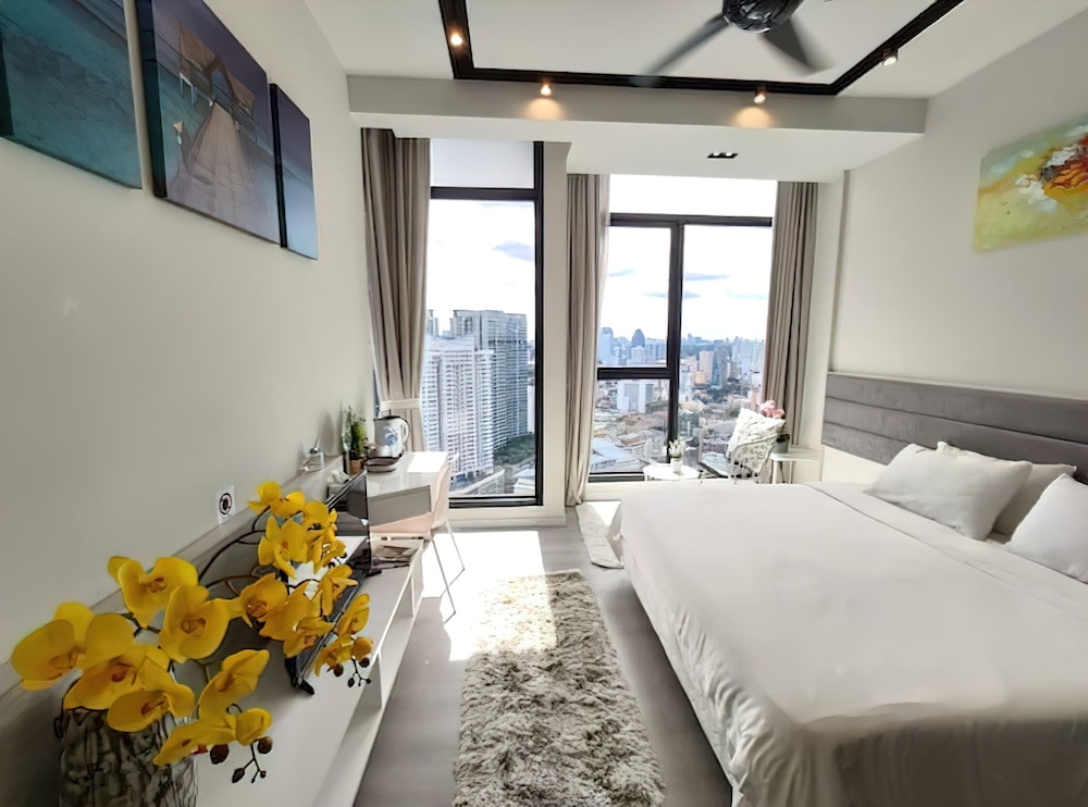 Superior Studio, 1 Queen Bed, City View