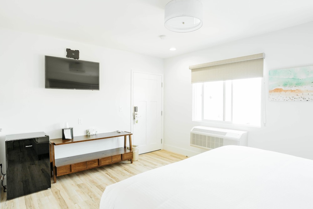 Deluxe Room, 1 King Bed, Non Smoking - Photo 9