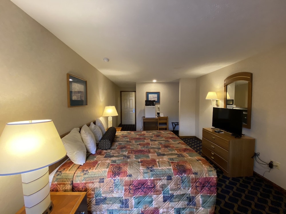 Deluxe Room, 1 King Bed photo 2