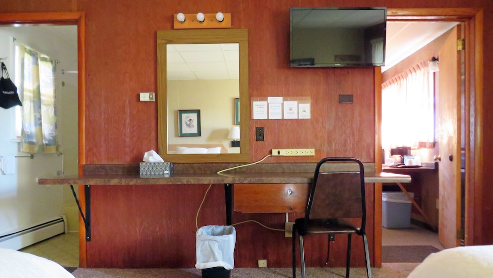 Standard Room, 2 Queen Beds, Non Smoking, Refrigerator & Microwave - Photo 2