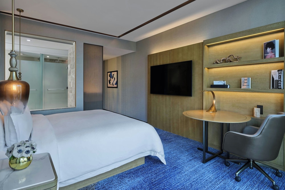 Deluxe Room, 1 King Bed, River View (Mobility Accessible, Roll-in Shower)