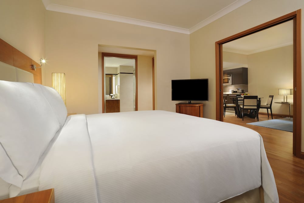 Two Bedroom Luxury Suite, Golf Course View, Cocktail hours photo 2