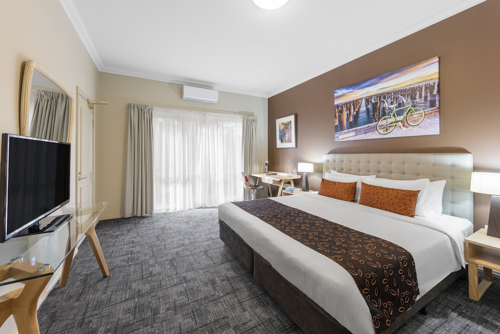 Deluxe King Spa Room photo 1