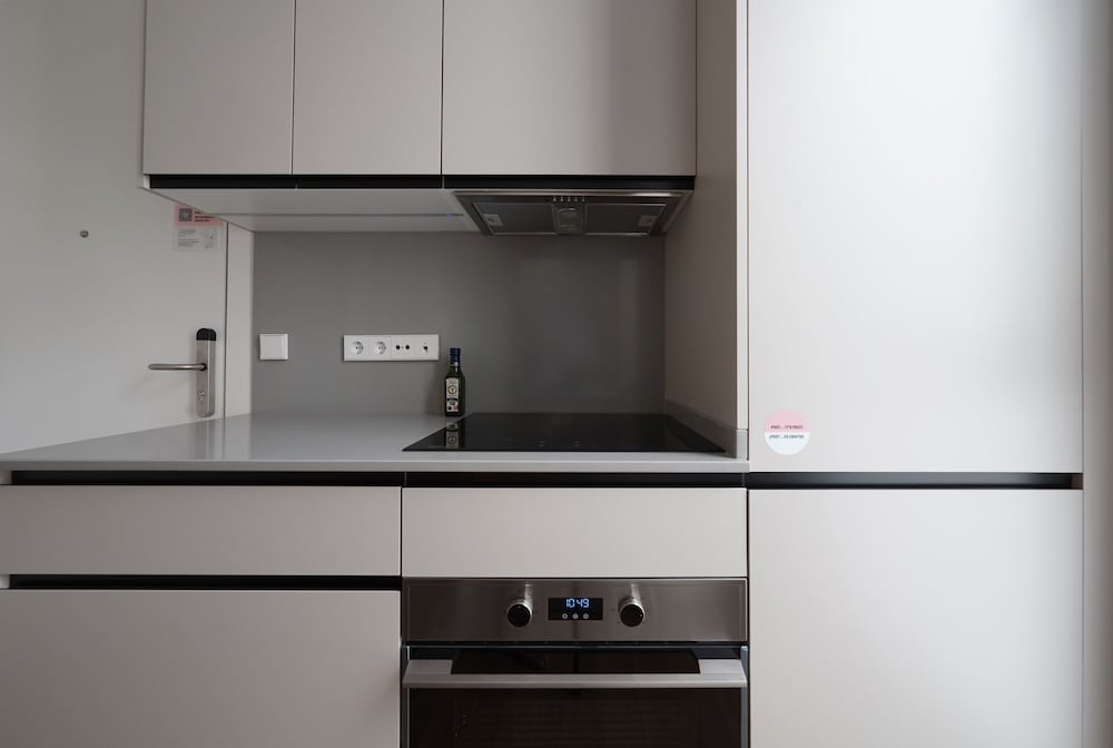 3 Bedroom Apartment with Balcony - Photo 9