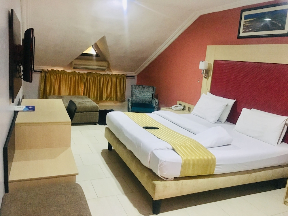 Executive Suite - Photo 2
