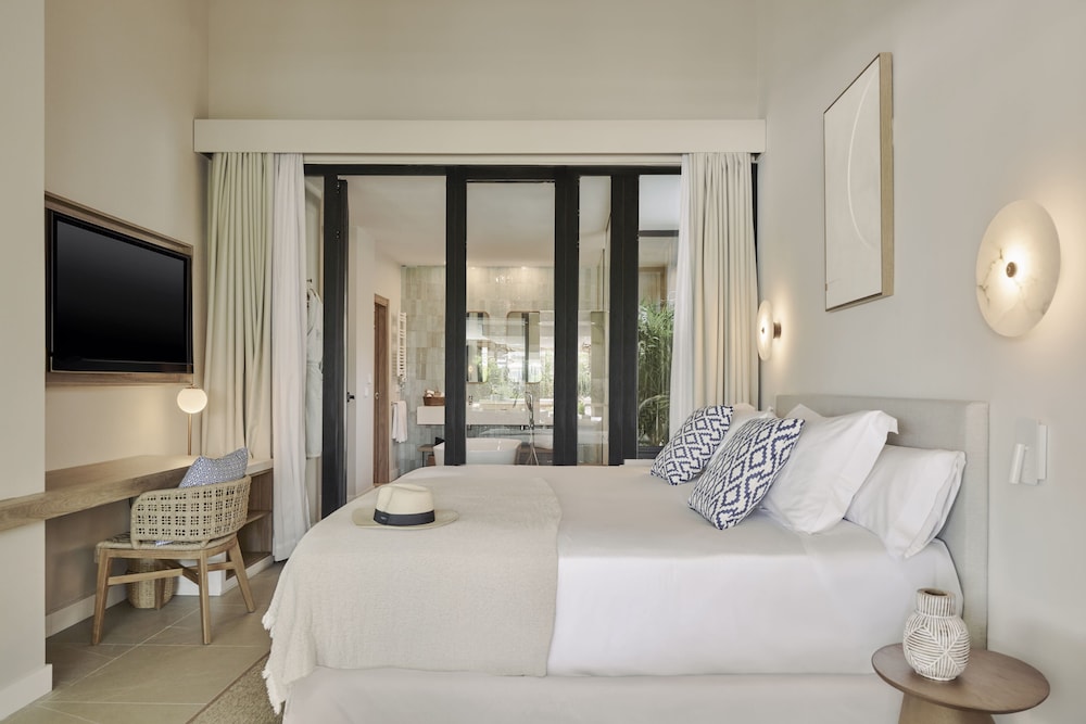 METT Suite with Private Garden and Pool