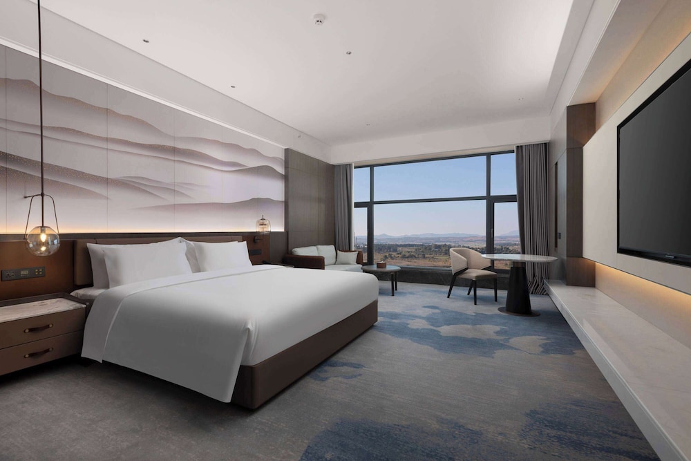 Deluxe Room, 1 King Bed with Sofa bed, Bathtub