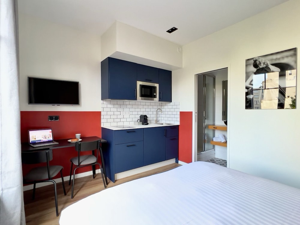 Medium Studio with Kitchen and Balcony photo 2