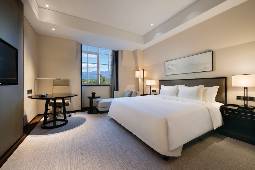 Standard Room, 1 King Bed, Balcony photo 3