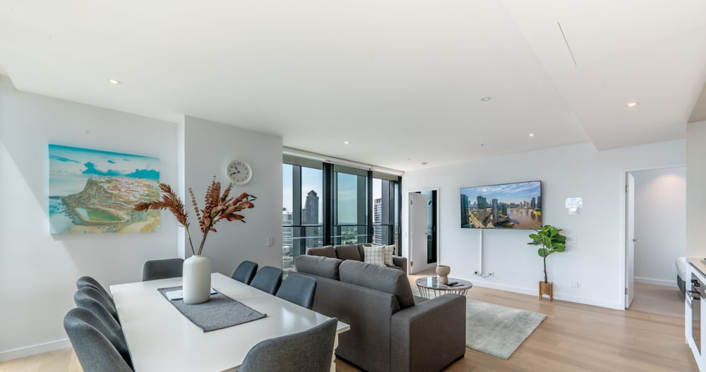 Sky High 3 Bedroom 2 Bathroom Apartment with Stadium & Harbour Views - Photo 8