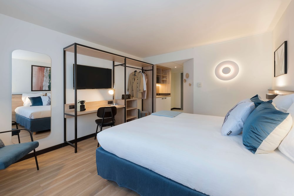 Standard Room, 1 Queen Bed, Bathtub (Kitchenette) - Photo 4