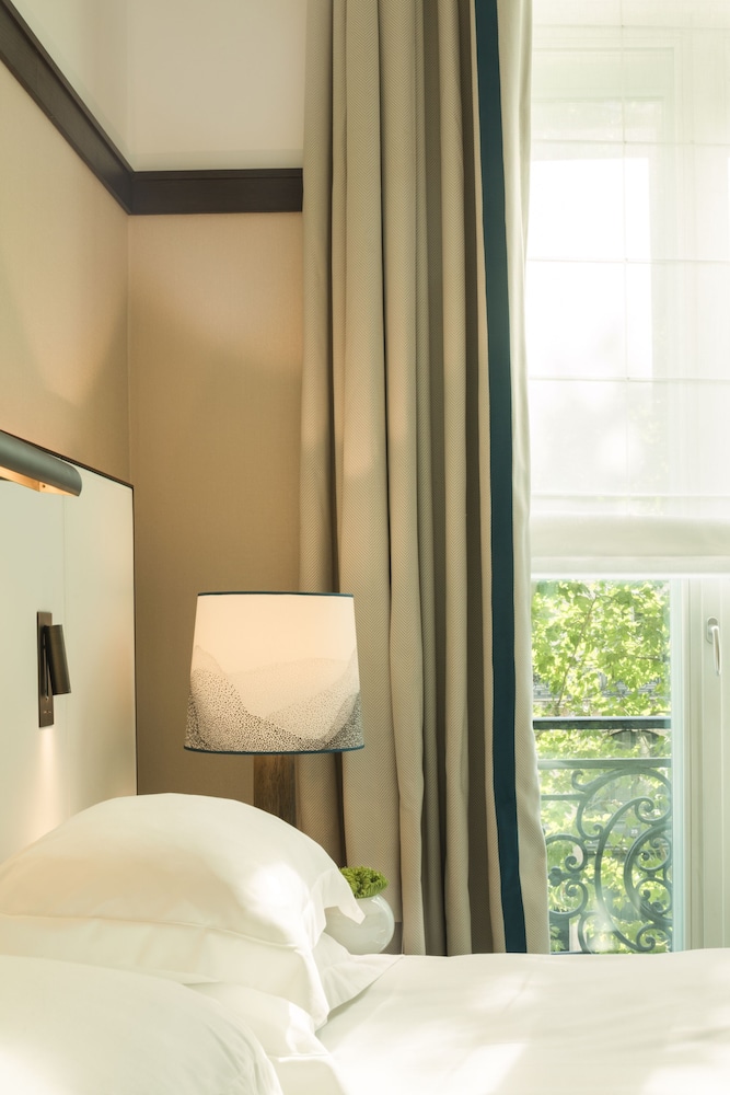 Premium Room, 1 King Bed with Sofa bed thumbnail 6