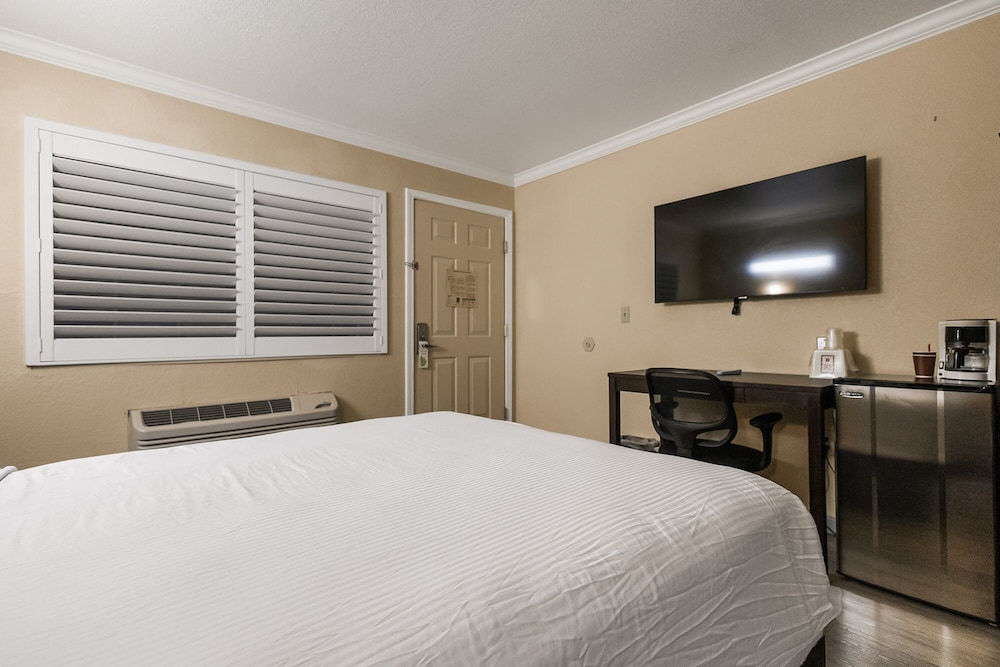 Standard Room, 1 Queen Bed, Non Smoking - Photo 3