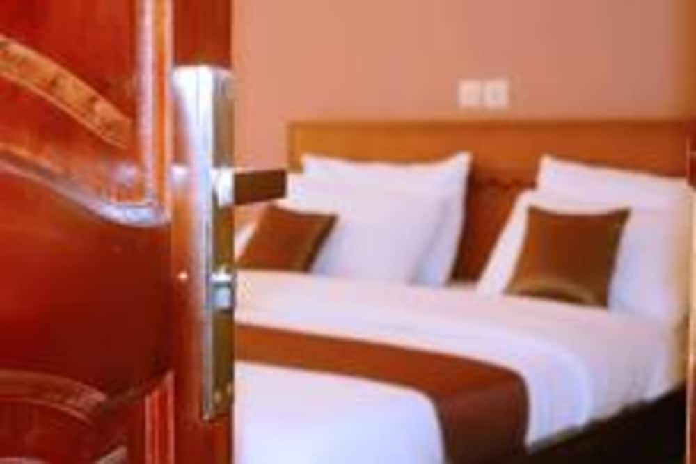 Suite, 1 Queen Bed, Non Smoking photo 1