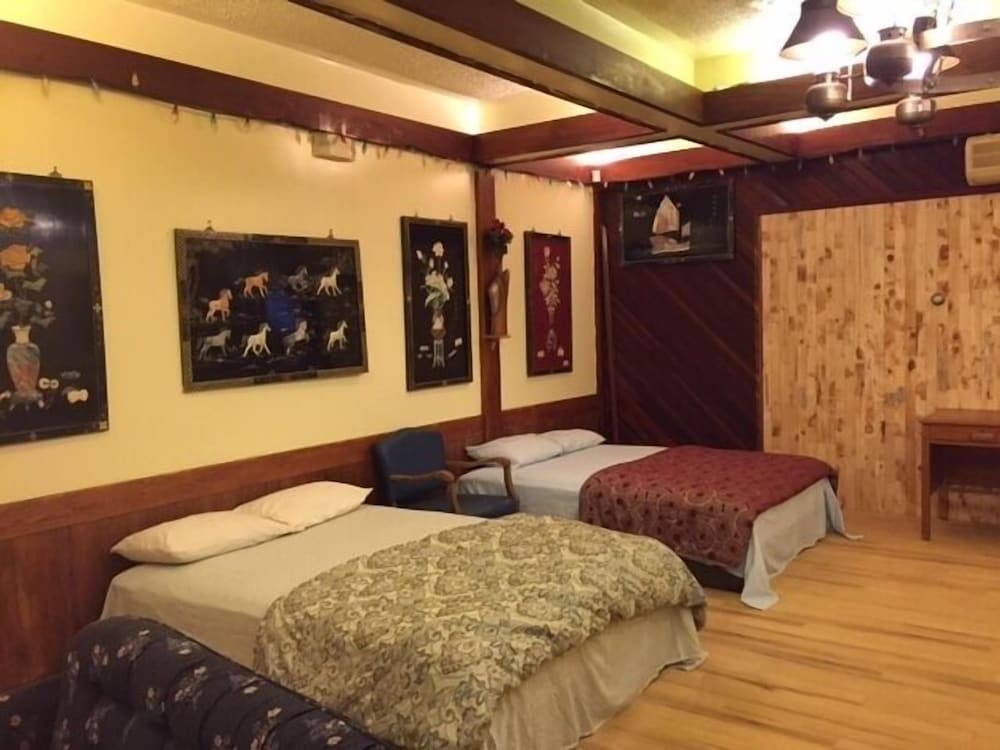 Family Room, Multiple Beds photo 2