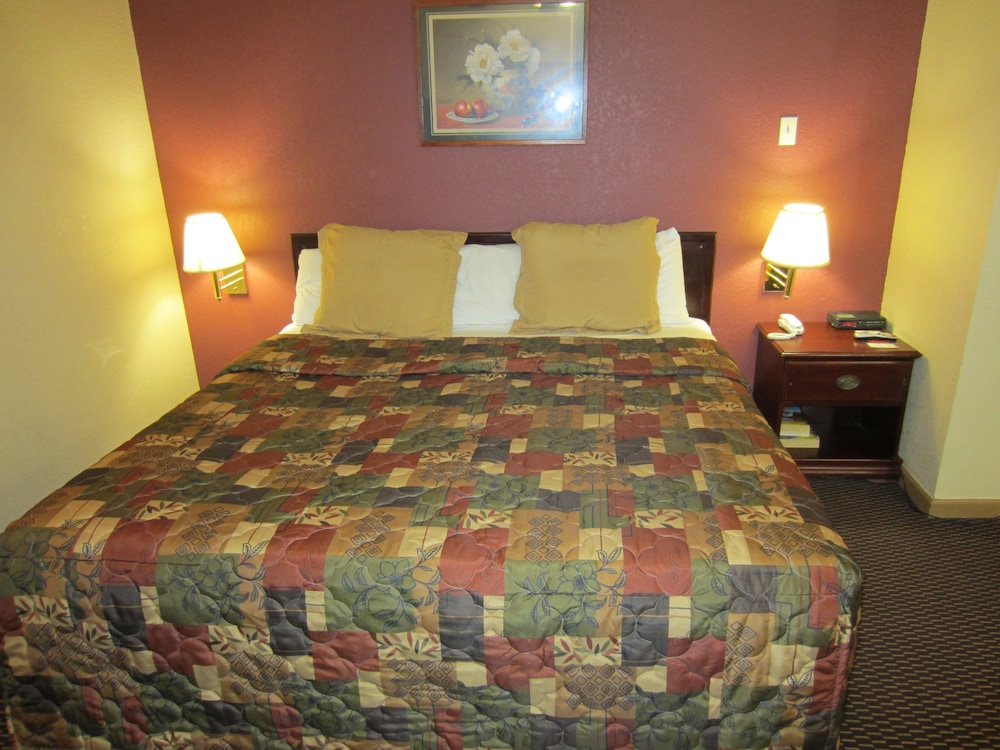 Room, 1 King Bed, Smoking photo 1