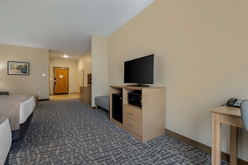 Suite, 2 Queen Beds, Non Smoking, Refrigerator & Microwave (with Sofabed) - Photo 1