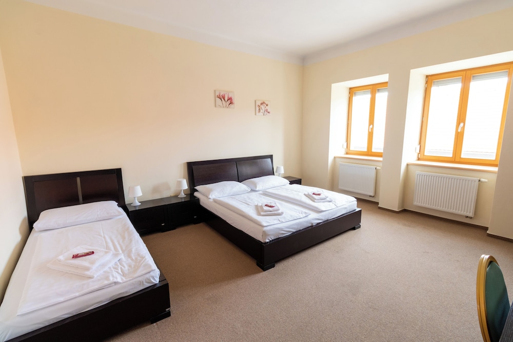 Economy Triple Room photo 1