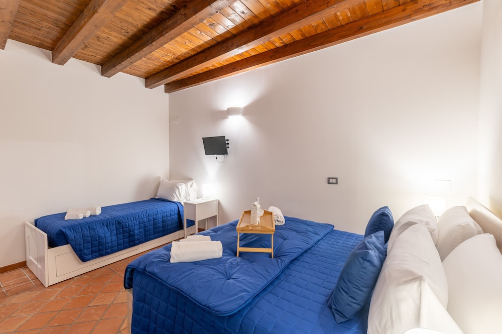 Family Triple Room, Ensuite, Courtyard View photo 1