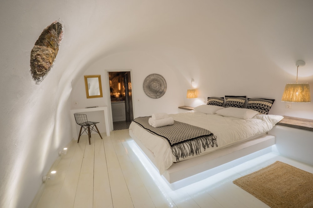 Earth Suite with Outdoor heated Jacuzzi & Caldera View