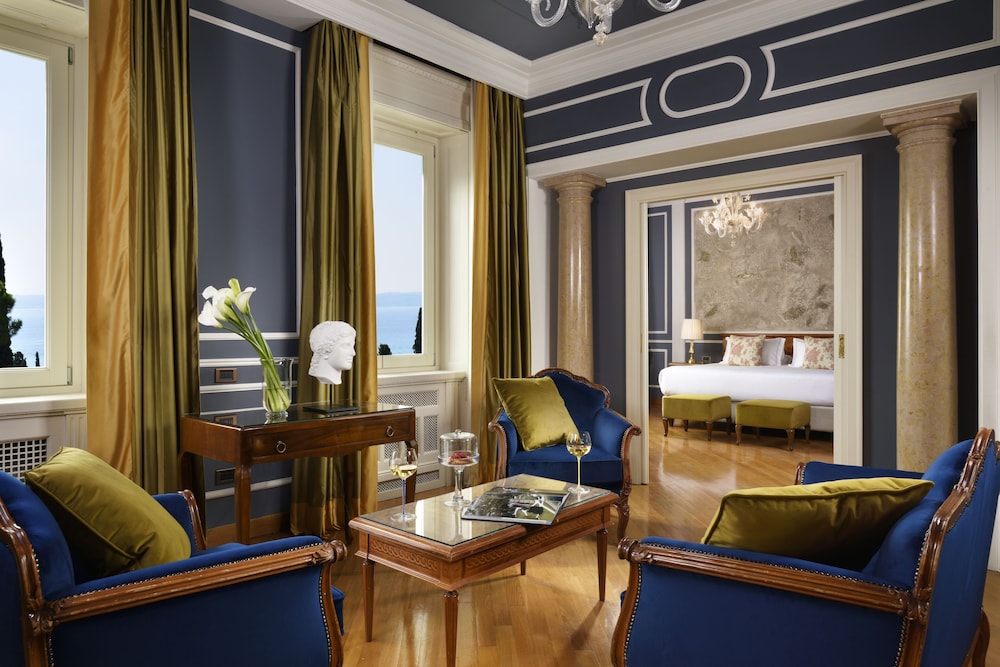 Grand Studio Suite, Partial Lake View