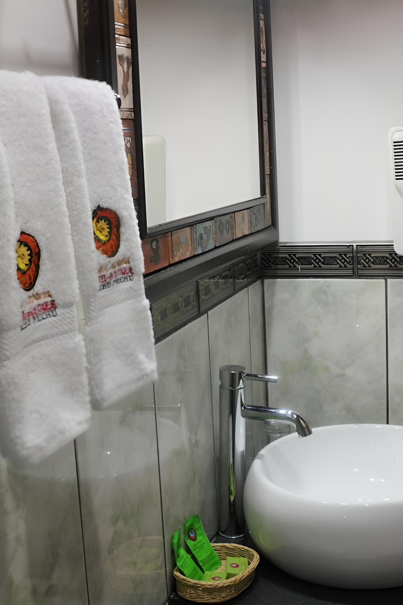 Deluxe Suite, 1 King Bed, Balcony photo 3