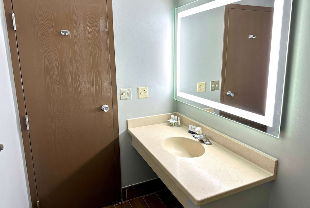 Family Studio Suite, Multiple Beds, Non Smoking, Jetted Tub - Photo 5