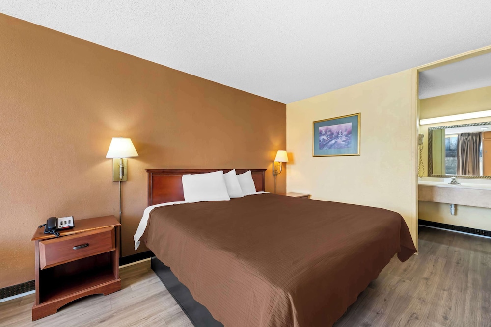 Standard Room, 1 King Bed, Smoking - Photo 2