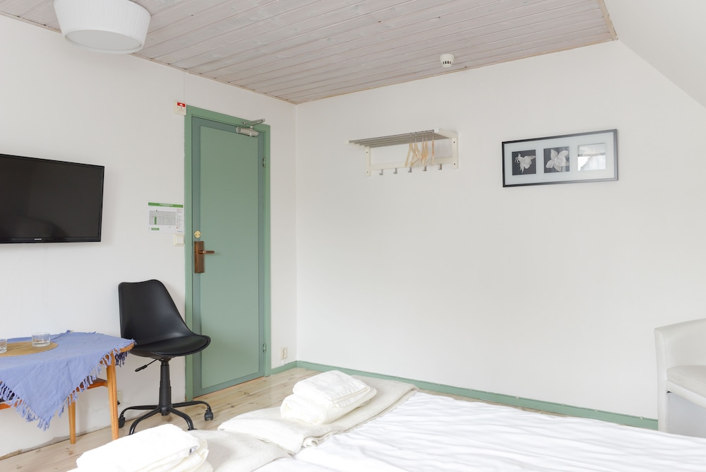 Basic Twin Room, Ensuite photo 3