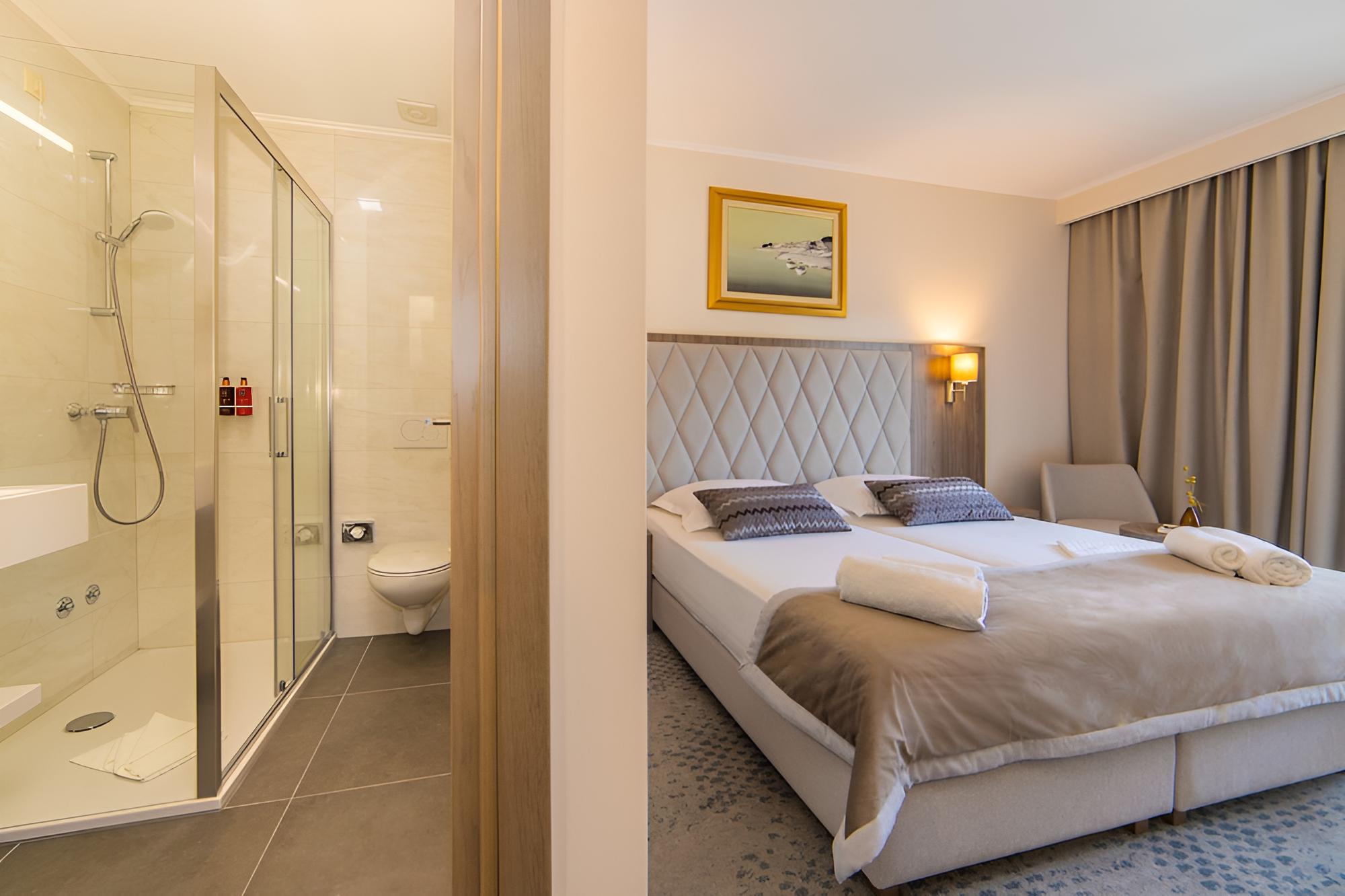 Deluxe Triple Room, Partial Sea View photo 2