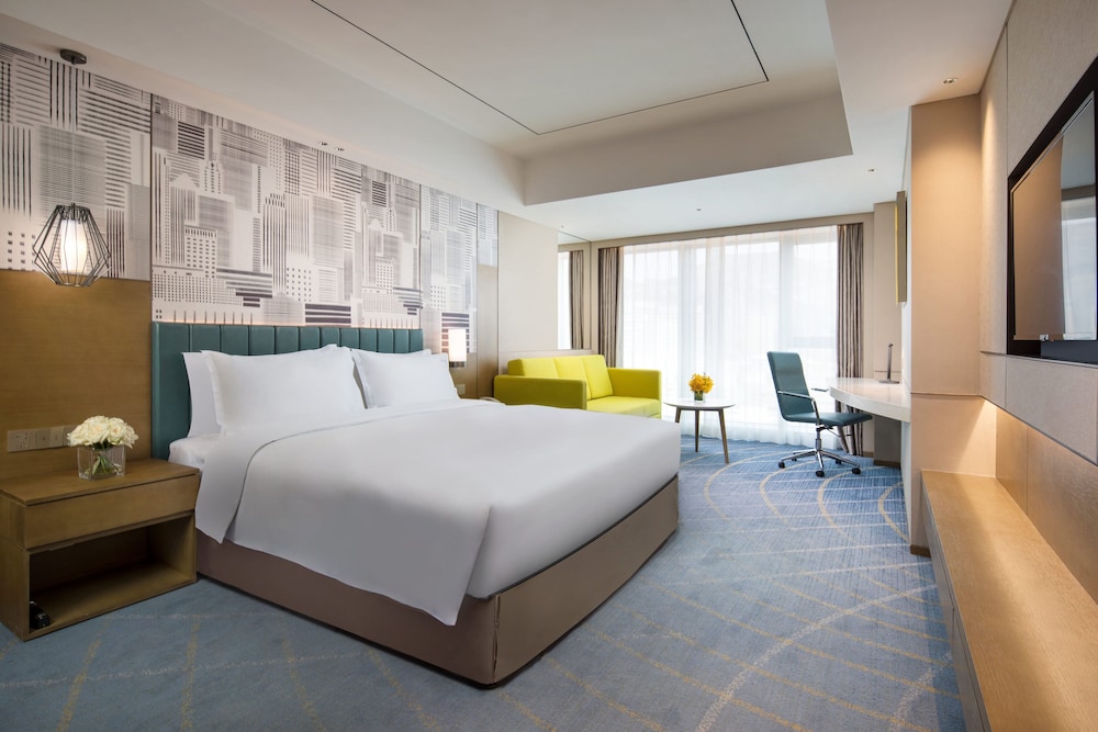 Standard Room, 1 King Bed (Higher Floors) photo 3