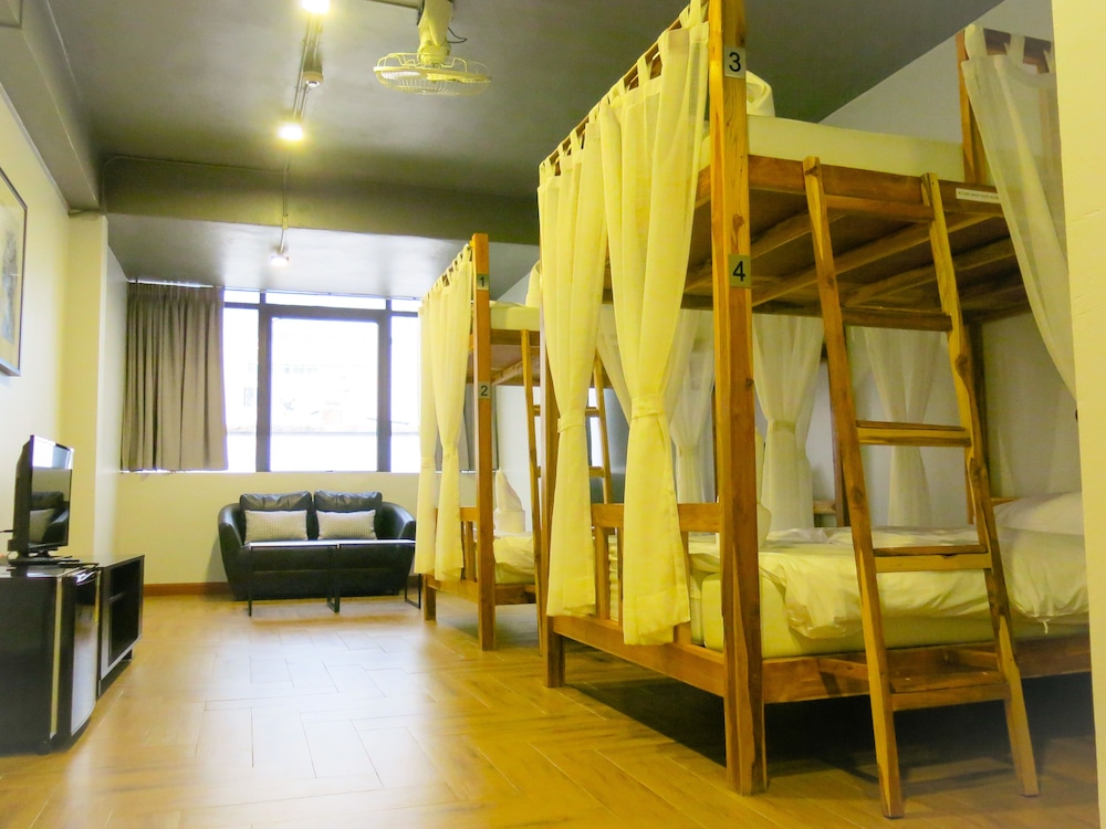 Private room with 4 beds & private bathroom photo 3