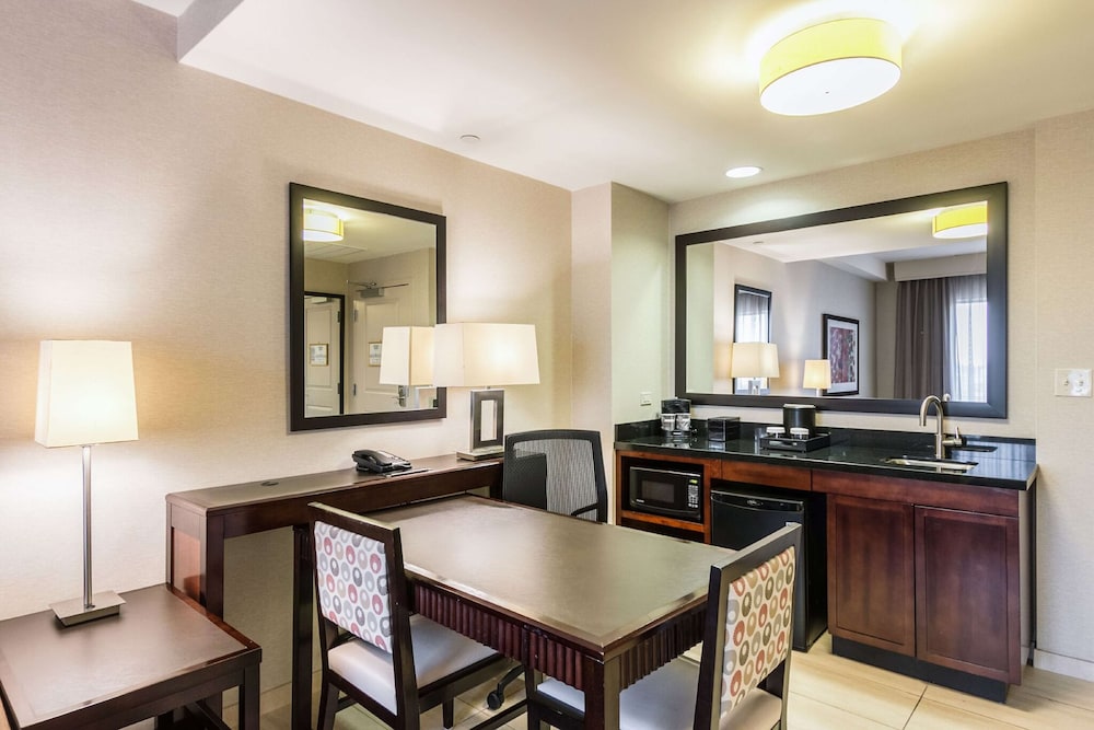 Suite, 1 King Bed, Accessible, Non Smoking (Mobility & Hearing, Bathtub) photo 1