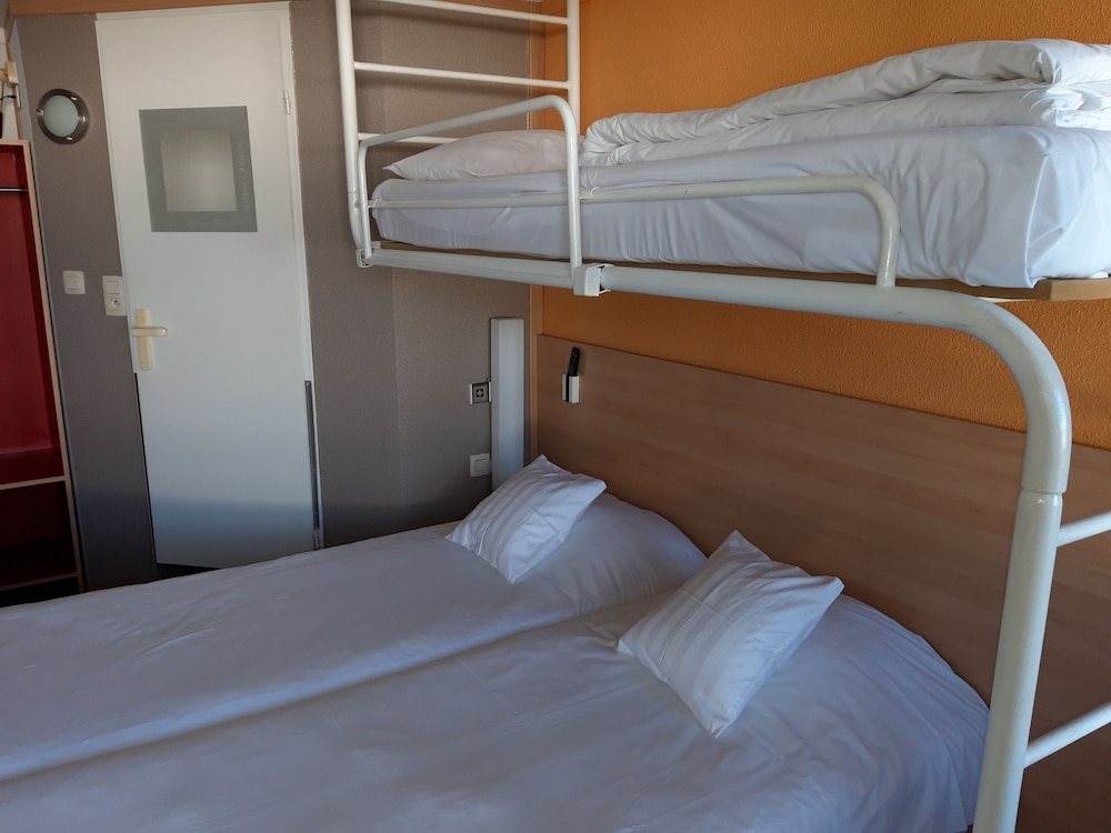 Standard Room, 3 Twin Beds - Photo 7