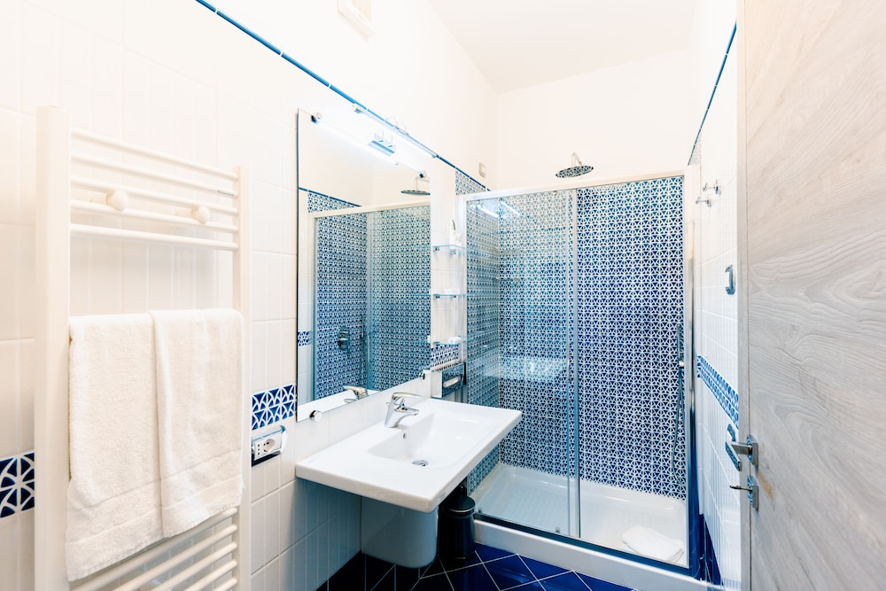 Double Room, 1 King Bed, Sea View photo 3
