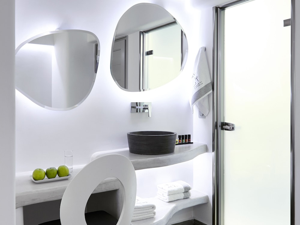 Elegant White Deluxe Room with Private Balcony - Photo 9