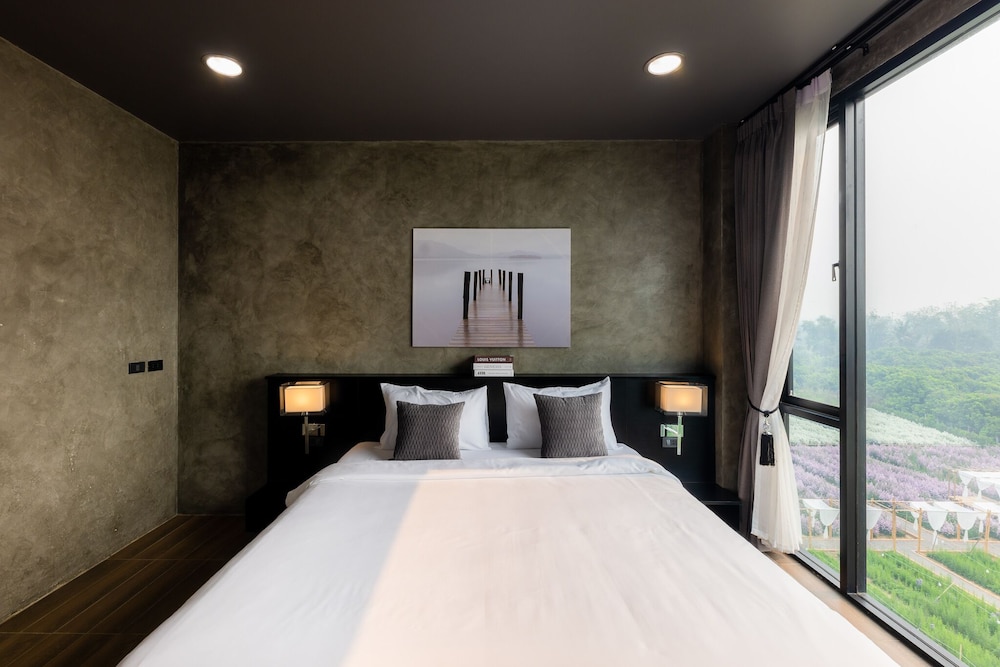 Deluxe Room - Photo 3