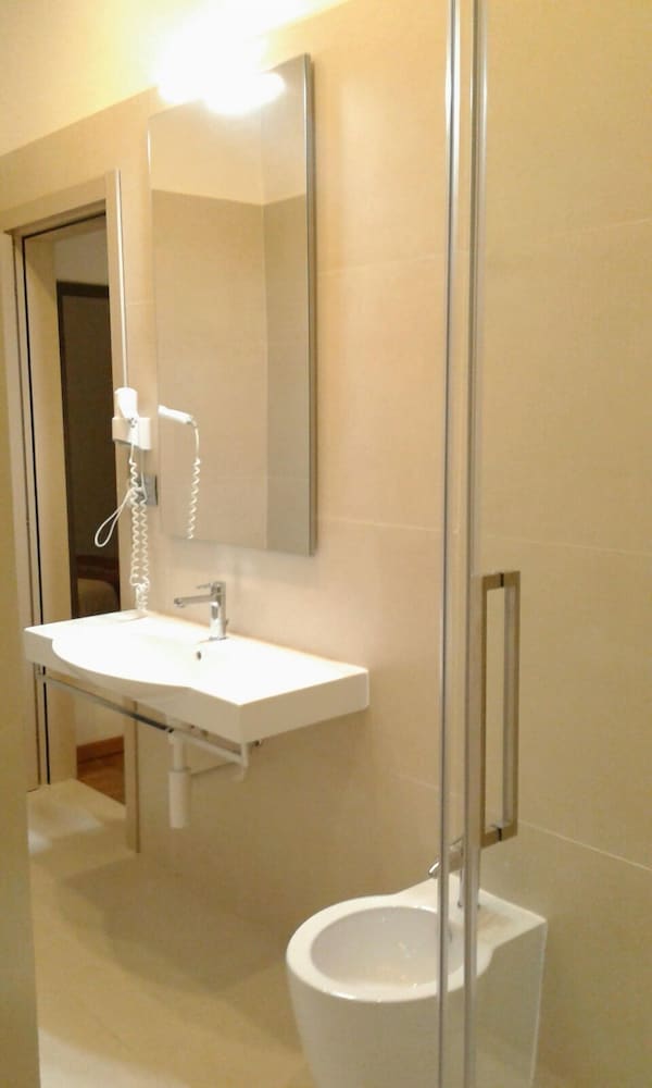 Deluxe Double or Twin Room - Photo 9