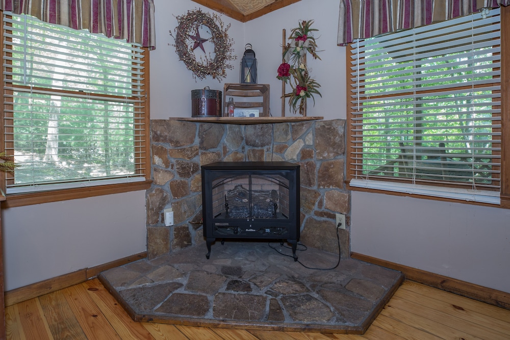 Family Cabin, 1 Bedroom, Kitchenette, Hill View photo 3