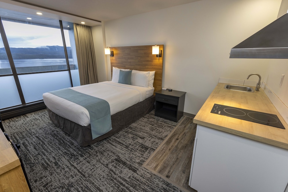 Deluxe Room, 1 Queen Bed, Kitchenette, Mountain View photo 2
