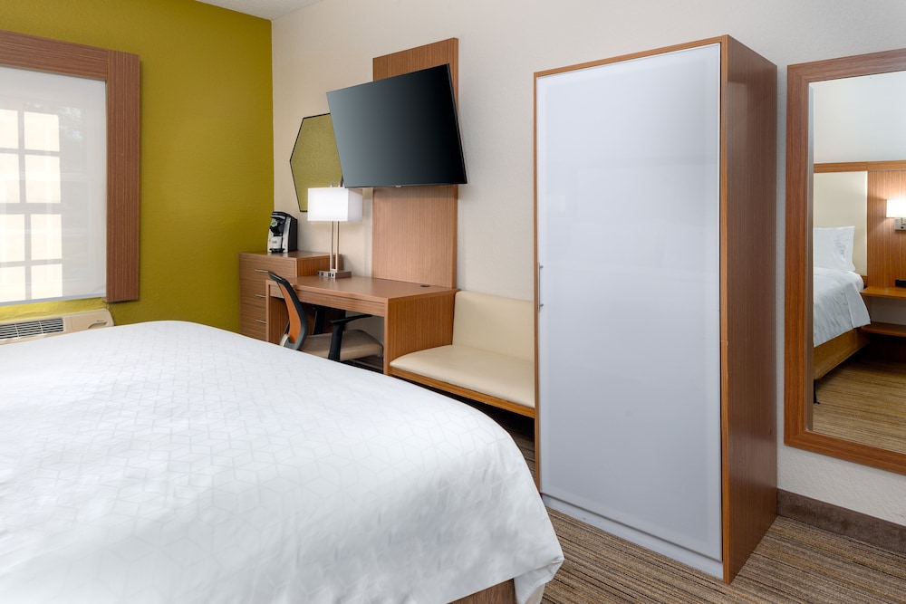 Room, 1 King Bed, Non Smoking - Photo 3