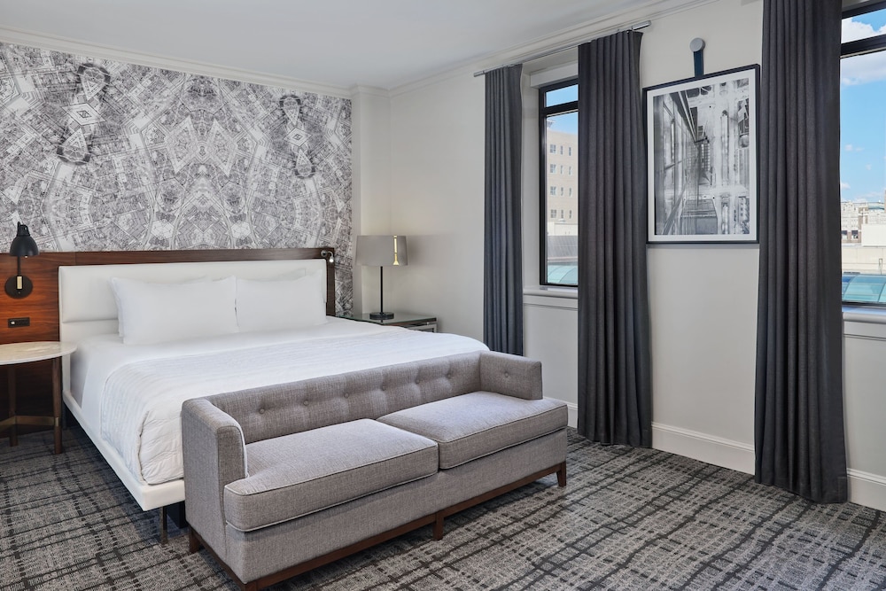 Deluxe Room, 1 King Bed (Hearing Accessible) photo 2