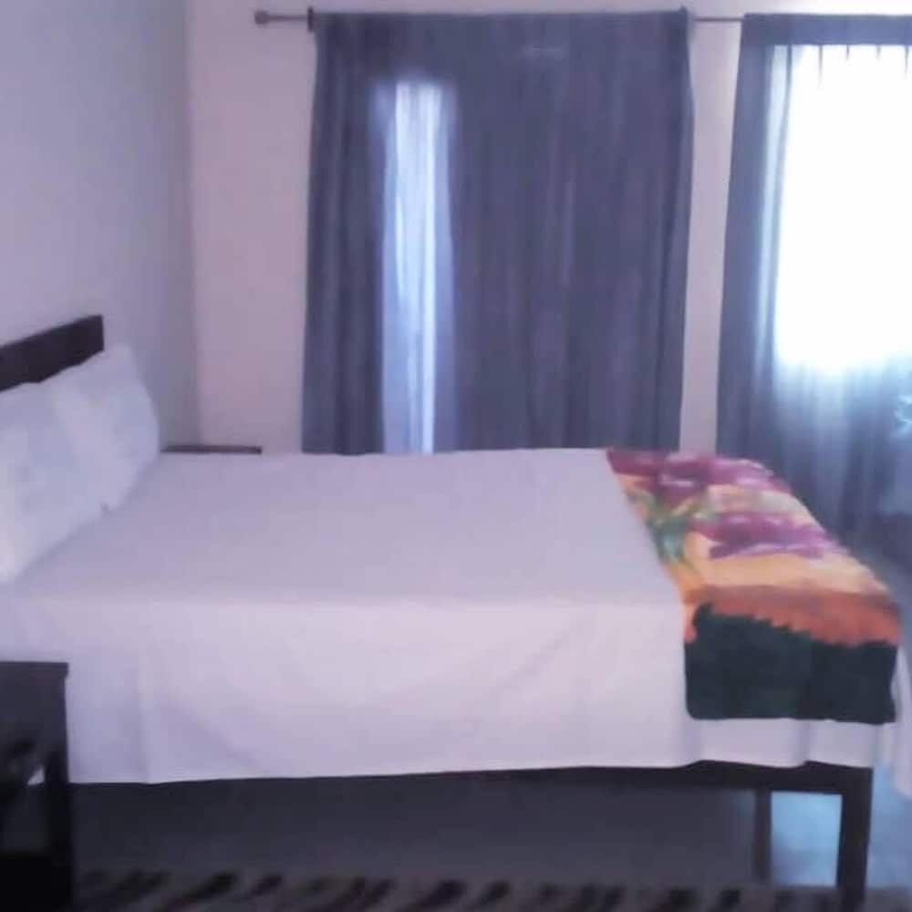 Deluxe Room, 1 Queen Bed, Non Smoking, Garden View photo 3