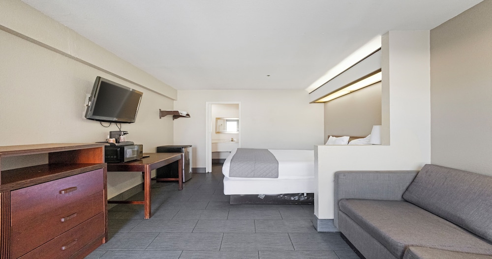 Room, 1 King Bed, Non Smoking - Photo 4