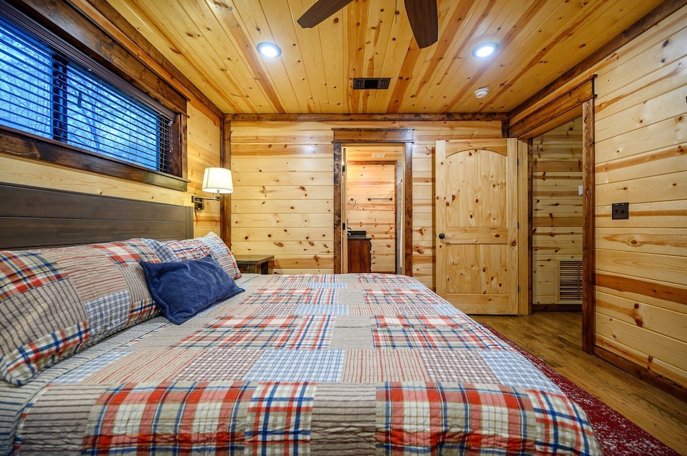 Cabin, Multiple Beds, Hot Tub, Garden View (Sugar Mama) photo 3