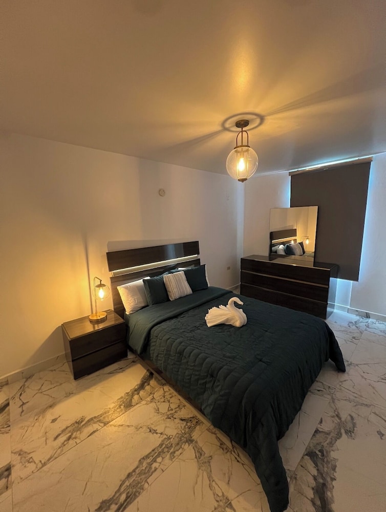 Luxury Apartment, 1 King Bed, Balcony, Mountain View photo 1